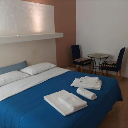 Hcetr לינה וארוחת בוקר 4*