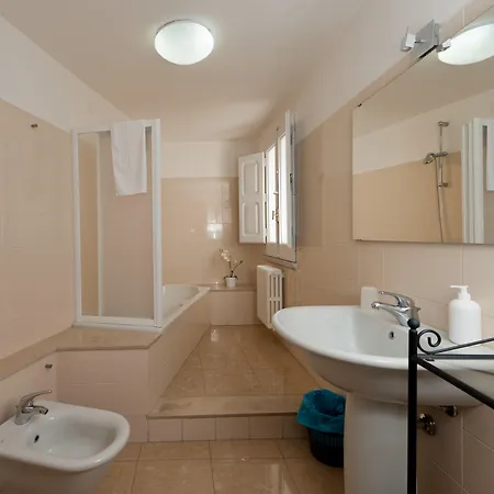 לינה וארוחת בוקר Hcetr 4*